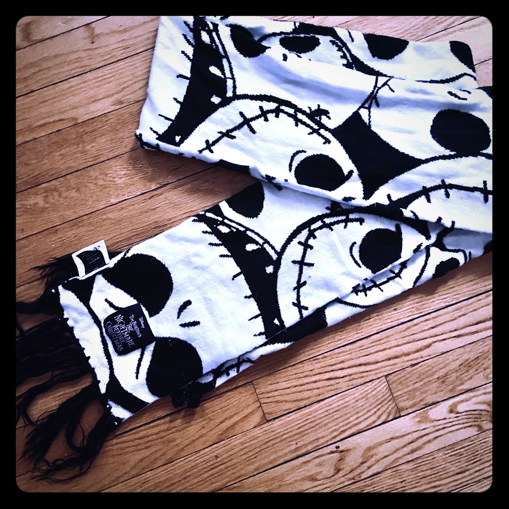 THE NIGHTMARE BEFORE CHRISTMAS Hot Topic Scarf